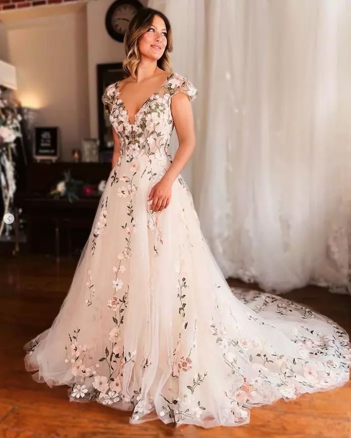 Vintage Lace Florals Wedding Dress With Court Train Deep V Neck Bridal