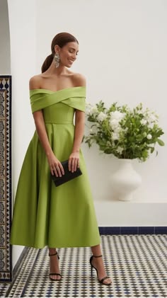 Best Wedding Guest Outfits 2026: Fresh Modern Romance In Green Dress