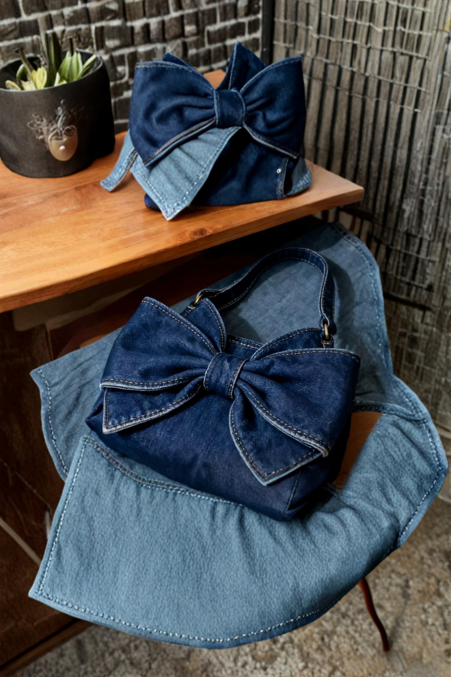 Hedra - Retro Bow Bag