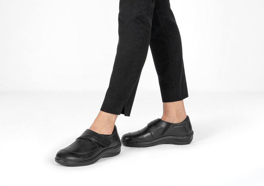 Delphine – Effortless Elegance in Timeless Black