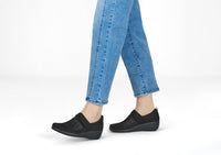 Dorothea – Timeless Elegance in Rich Black
