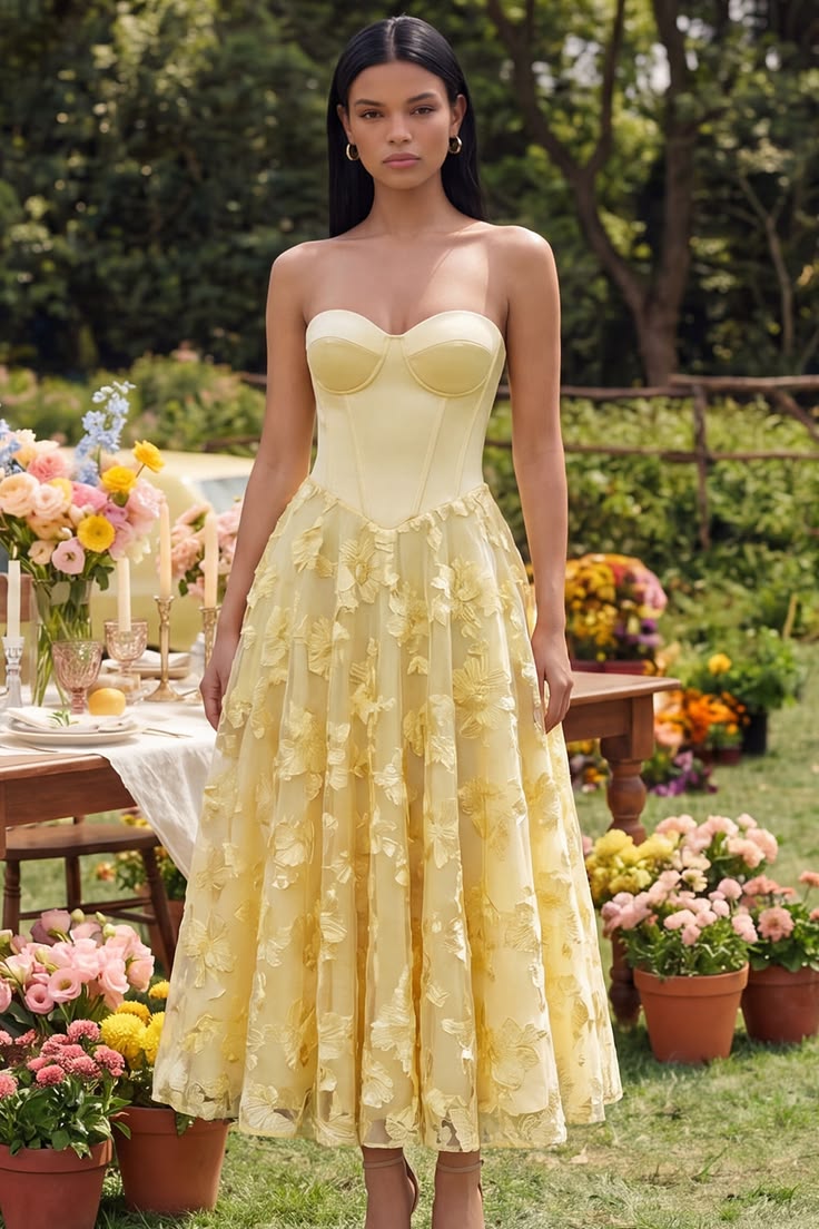 Trägerloses gelbes Blumen-A-Linie-Midi-Kleid