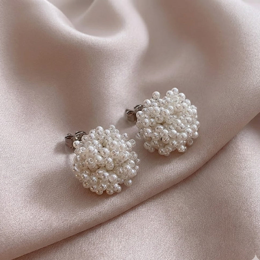 Fiora – Elegant Cluster Pearl Stud Earrings