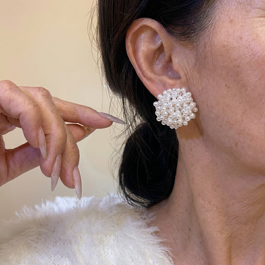 Fiora – Elegant Cluster Pearl Stud Earrings