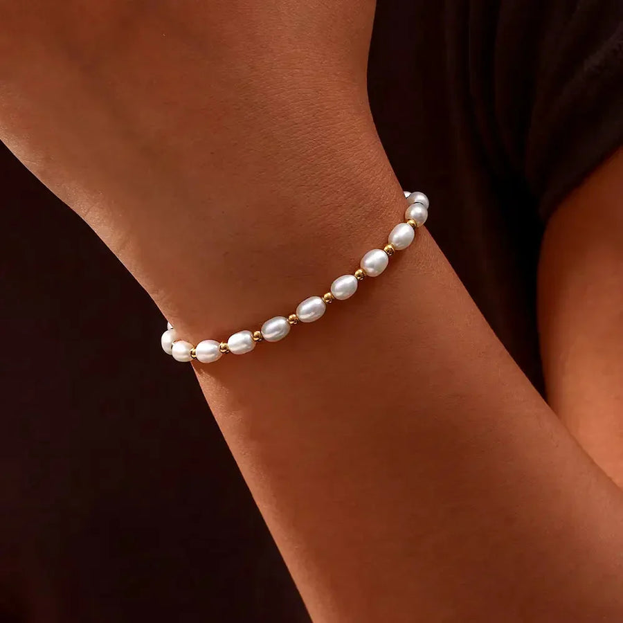 Maelle – Elegant Pearl & Gold Bracelet