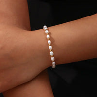 Maelle – Elegant Pearl & Gold Bracelet