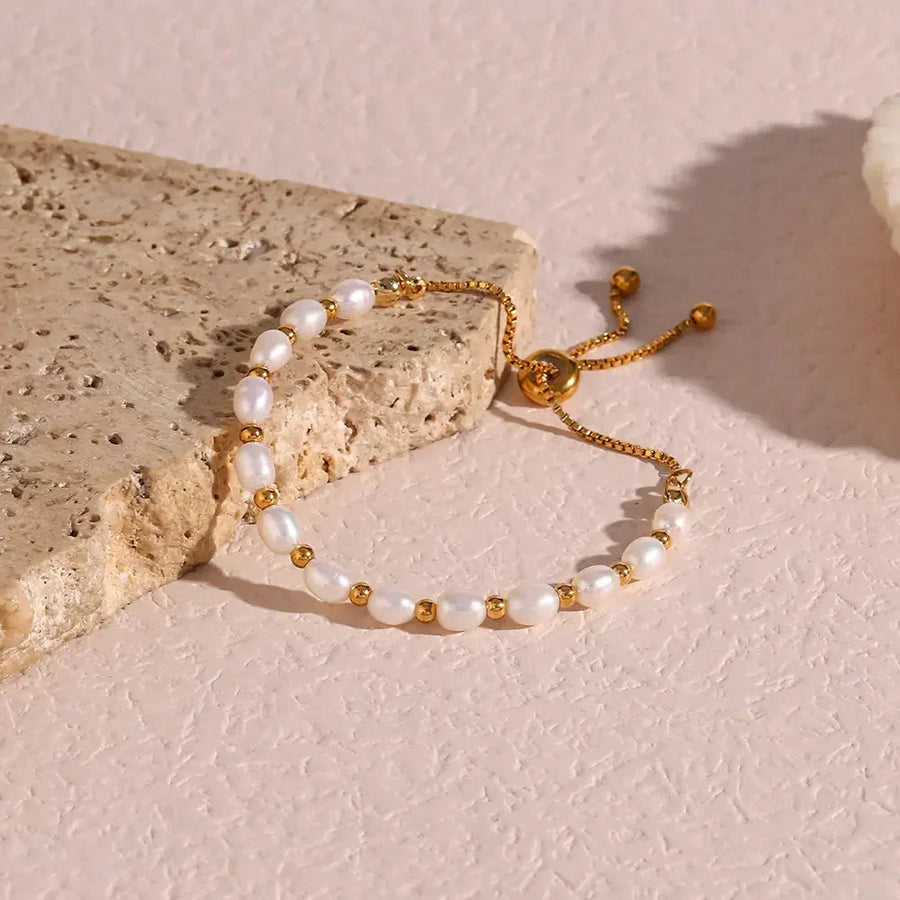 Maelle – Elegant Pearl & Gold Bracelet