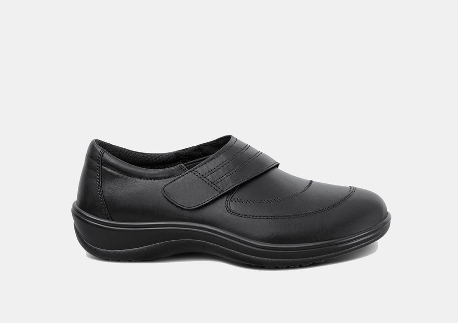Delphine – Effortless Elegance in Timeless Black