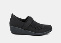 Dorothea – Timeless Elegance in Rich Black