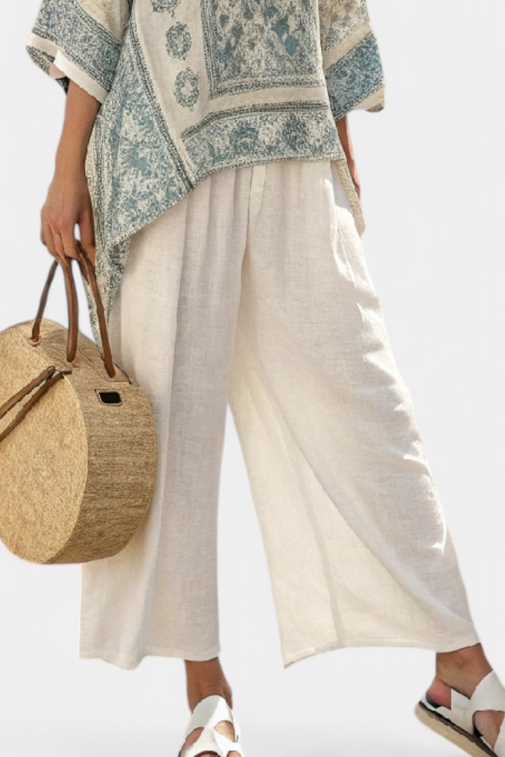 Genevieve – Comfortable Printed Blouse and White Wide-Leg Trousers